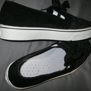 "WOMEN'S FLAT SNEAKERS SIZE 8 BLACK & WHITE" BREATHABLE FABRIC" 1/30/26 SALE